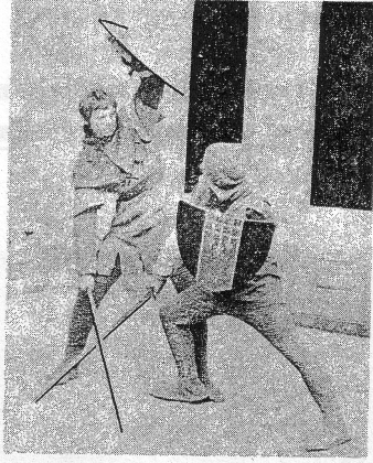 Obr. 71 - Útok hrotem štítu po blokování sokovy čepele