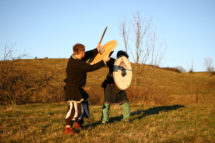 9435-s18-utok-vnejsi-hranou-stitu-na-zapesti-a-naprah-mecem.jpg 9435-s18-utok-vnejsi-hranou-stitu-na-zapesti-a-naprah-mecem.jpg