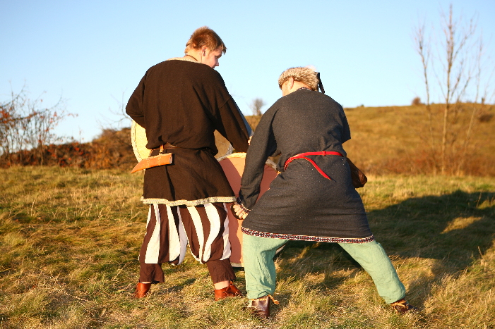 9422-s16-utok-hranou-stitu-do-slabin-nebo-na-koleno.jpg 9422-s16-utok-hranou-stitu-do-slabin-nebo-na-koleno.jpg